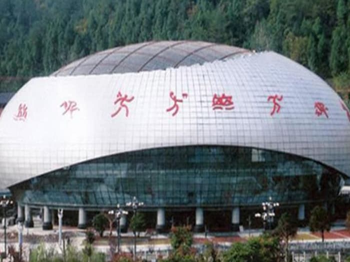 乌兰浩特体育中心球形网架加工安装